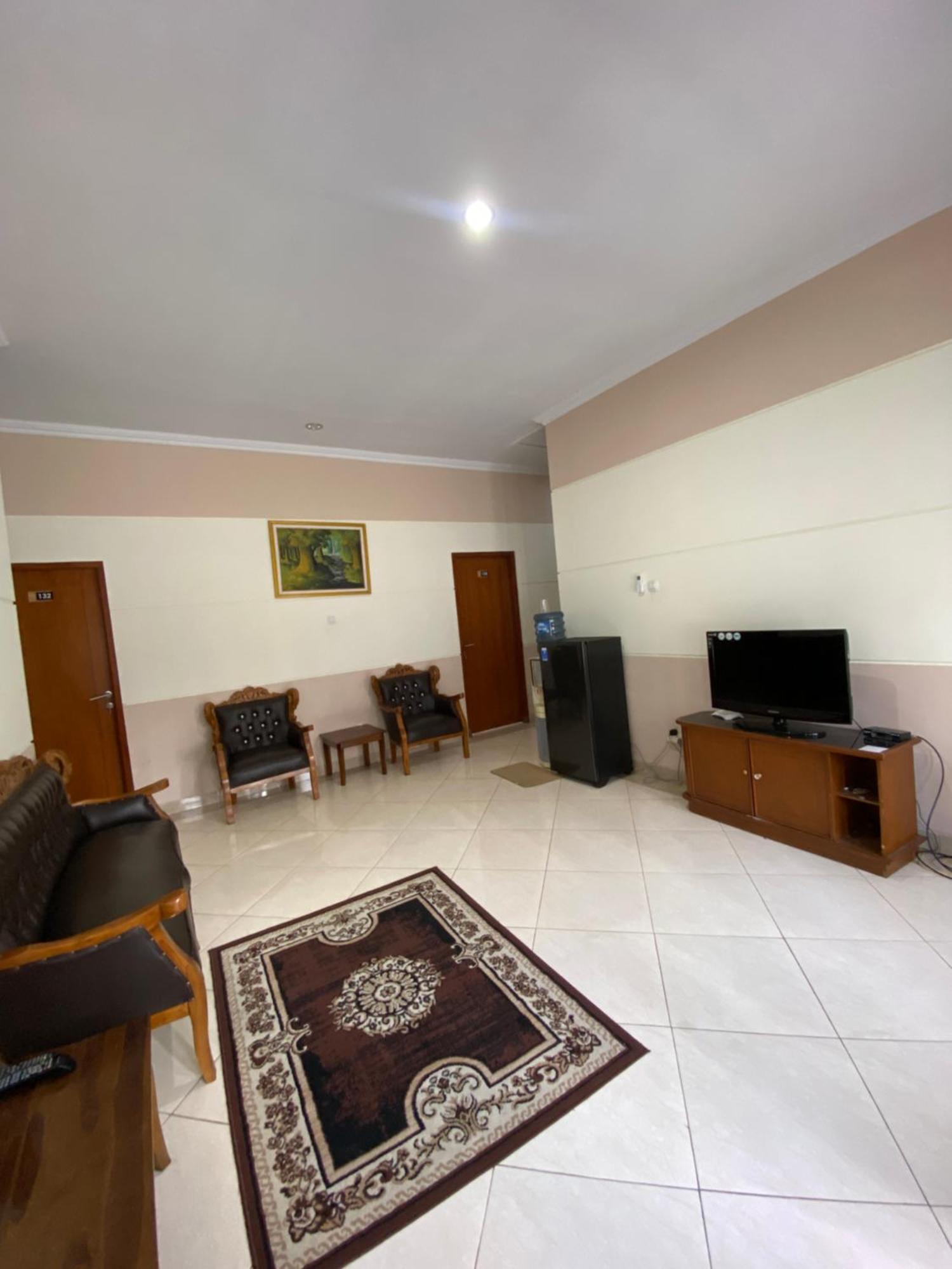 Adiputra Guesthouse 2 By Homiq Ngabean ภายนอก รูปภาพ