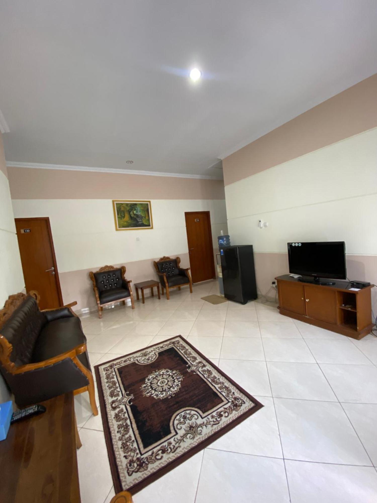 Adiputra Guesthouse 2 By Homiq Ngabean ภายนอก รูปภาพ